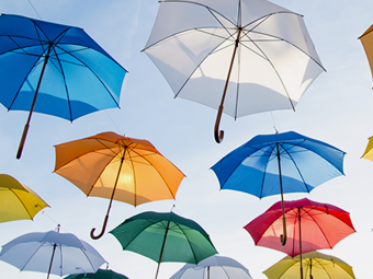 岡山市法界院駅近くの美容院、Under One Umbrella(アンダーワンアンブレラ)は、カット・クリープパーマなどのメニューにオーガニック素材を取り入れたヘアサロンです。